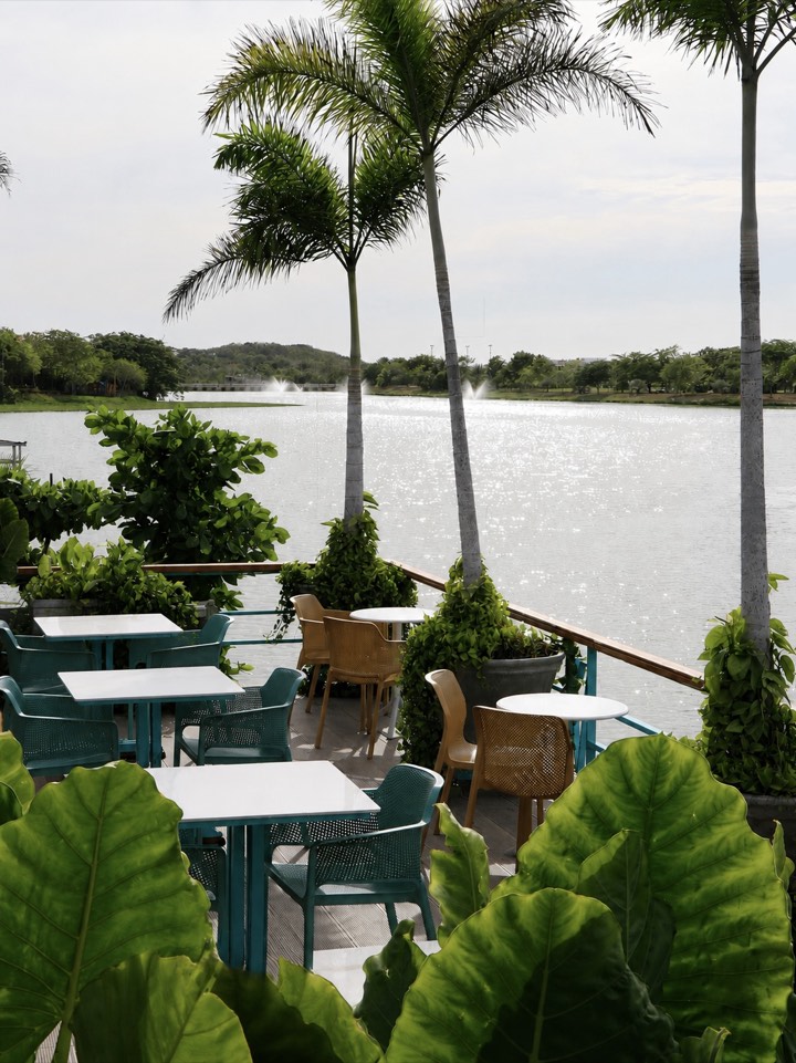 Mesas de la terraza frente al lago y sus fuentes